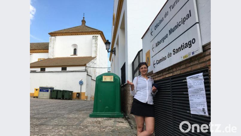 Plötzlich ist alles leer, und die Herbergen sind geschlossen: Unsere Redakteurin im Bergdorf Almaden de la Plata auf Jakobsweg. Plakate verkünden die Schließungen. Bild: Beate-Josefine Luber