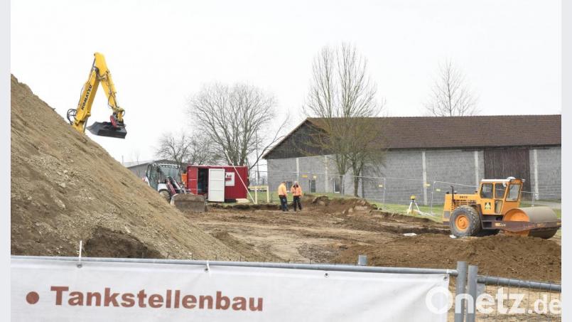 Der Tankstellenneubau an der Tirschenreuther Straße unterhalb des DJK-Geländes hat begonnen. Bild: Petra Hartl