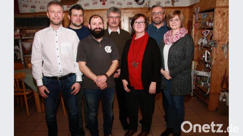 Das Bemühen um einen Generationswechsel zeigt sich im jungen Vorstandsteam, das die LSG wählte. Im Bild von rechts Jasmin Mayerhöfer und Zweiter Vorsitzender Michael Bäumler, von links Andreas Günthner, Wolfgang Lang und Alexander Derwart. Bürgermeister Wolfgang Braun (Vierter von links) und Zweite Bürgermeisterin und aktives LSG-Mitglied Andrea Hecht (Dritte von rechts) gratulierten. Bild: wro