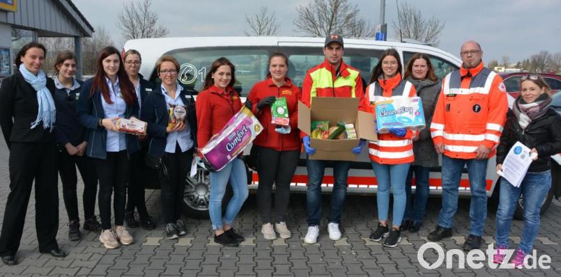 BRK-Mitglieder, Mitarbeiter von Aldi und Netto sowie weitere Helfer trafen sich am Mittwoch, um für einen Lieferservice für Senioren zu werben, der ab sofort angeboten wird. Im Bild (von links) Regional-Verkaufsleiterin Andrea Franke, Lea Hilgarth, Nadine Eibl, Claudia Fehr und Marktleiterin Birgit Renner (alle Aldi), Lena Siller und Sandra Grünauer (beide Netto), Andreas Kraus, Julia Tietze (beide BRK), Christiane Bleistein (Seniorenbüro), BRK-Bereitschaftsleiter Robert Hoyer und Christin Schmid. Bild: jr