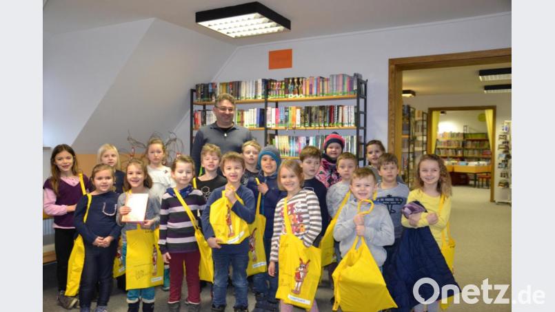 Großen Spaß machte es den Schülern beim ersten Besuch in der Gemeinde- und Pfarrbücherei mit ihrem Lehrer Sandro Stefinger. Bild: gi