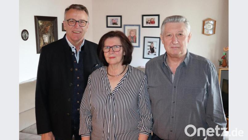 Bürgermeister Franz Stahl (links) gratulierte Barbara und Josef Wittke zur goldenen Hochzeit. Bild: ws