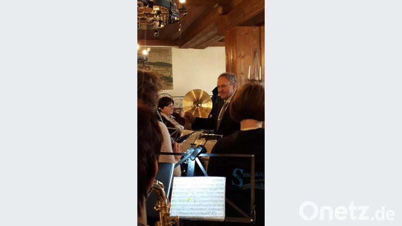 Josef Stangl war ein Gutsverwalter mit Leib und Seele. Auch heute noch hat der ehemalige Chef des Bezirksguts in Wöllershof viel für die Öffentlichkeit übrig. Beim Dirigieren der Neustädter Stadtkapelle an seinem 75. Geburtstag gibt Ehefrau Angela, die ebenfalls mit der Landwirtschaft eng verbunden ist, am Becken den Rhythmus vor. Bild: kwl