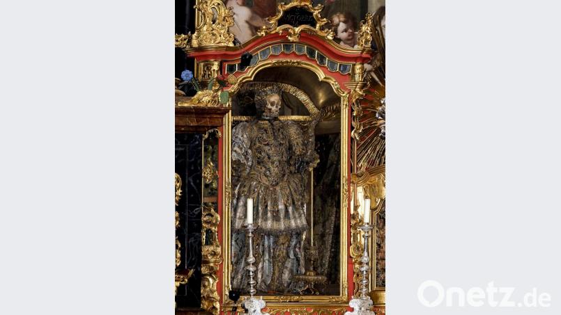 Um die besondere Fürsprache der Heiligen Leiber in der Basilika wird täglich am Nachmittag gebetet. Das Läuten der großen Kirchenglocke weist darauf hin. Die Andacht um 15 Uhr muss aber nichtöffentlich bleiben. Archivbild: tr