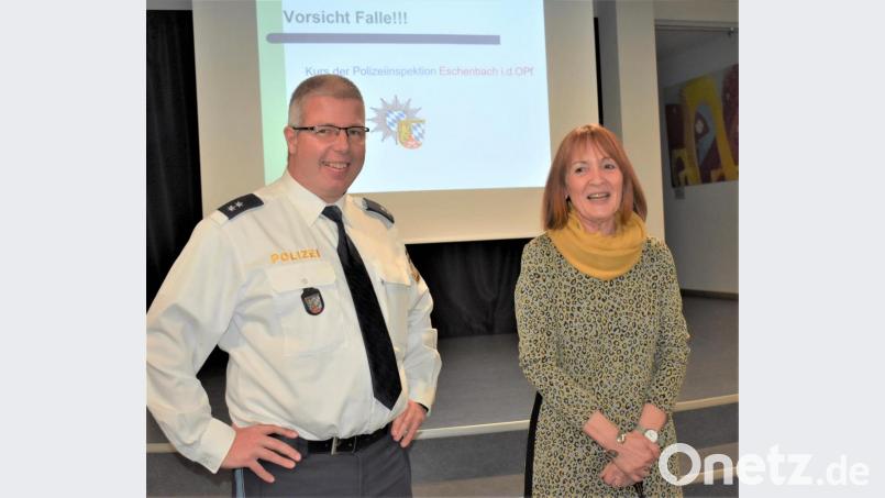 Polizeioberkommissar Martin Behrendt klärt in der Aula der Grund- und Mittelschule über Trickbetrug auf. Konrektorin Ruth Seitz dankt ihm für seinen Vortrag. Bild: rgr