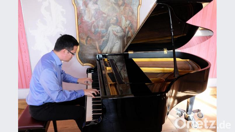 Musik kann zwischen Menschen Verbindungen entstehen lassen, aber auch zwischen Orten und Zeitepochen. Solche musikalischen "Bindestriche" vereint Pianist Yuuki Oba bei seinem Konzert im Musiksaal des Klosters. Bild: do