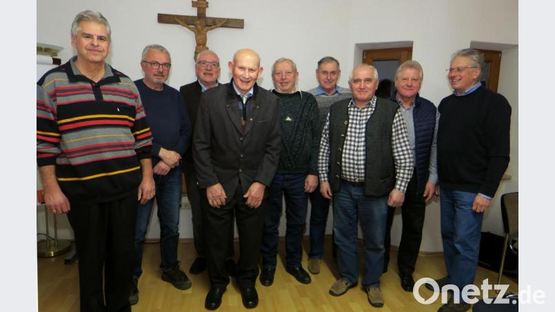 Vorsitzender Josef Fenk (links) ehrte Anton Jäger, Helmut Schreyer, Josef Andree, Franz Schottenhamml, Josef Hölzl, Josef Walbrunn, Werner Grünwald und Gerhard Meier (von rechts) für langjährige Mitgliedschaft zur Kolpingsfamilie. Bild: Hirsch