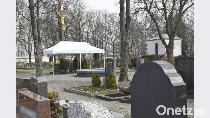 Seit Mittwoch ersetzt ein Pavillon auf dem Stadtfriedhof die geschlossene Leichen- und Aussegnungshalle. Bild: Petra Hartl