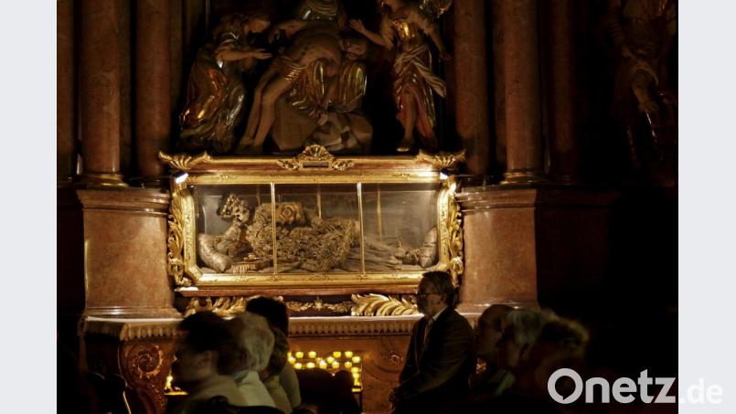 Um die besondere Fürsprache der Heiligen Leiber in der Basilika wird täglich am Nachmittag gebetet. Das Läuten der großen Kirchenglocke weist darauf hin. Die Andacht um 15 Uhr muss aber nichtöffentlich bleiben. Bild: tr