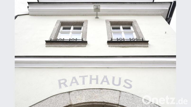 Den Neustädtern bleibt im Moment beim Rathaus nur ein Blick auf die Fassade. In den Büros arbeitet die Verwaltung trotz Coronakrise weiter. Der Publikumsverkehr ist allerdings auf ein Minimum reduziert und nur nach telefonischer Vereinbarung möglich. Bild: Petra Hartl