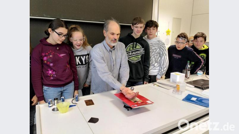 „Das ist keine Hexerei, sondern beruht auf physikalischen Gesetzen“, erklärte Lay Kublenz den Achtklässlern bei seiner Magnetismus-Show. Bild: jzk