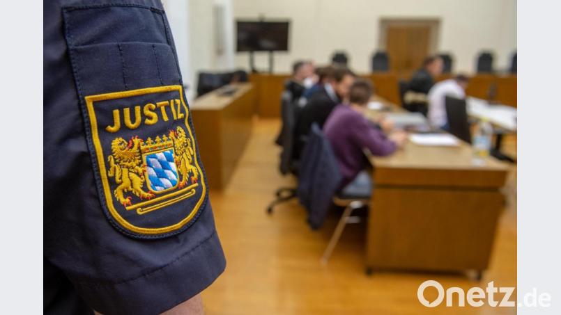 Vor der Schwurgerichtskammer des Landgerichts Regensburg muss sich ein Angler verantworten. Ihm wird versuchter Mord und gefährliche Körperverletzung an einem Fischereiaufseher vorgeworfen. Bild: Armin Weigel