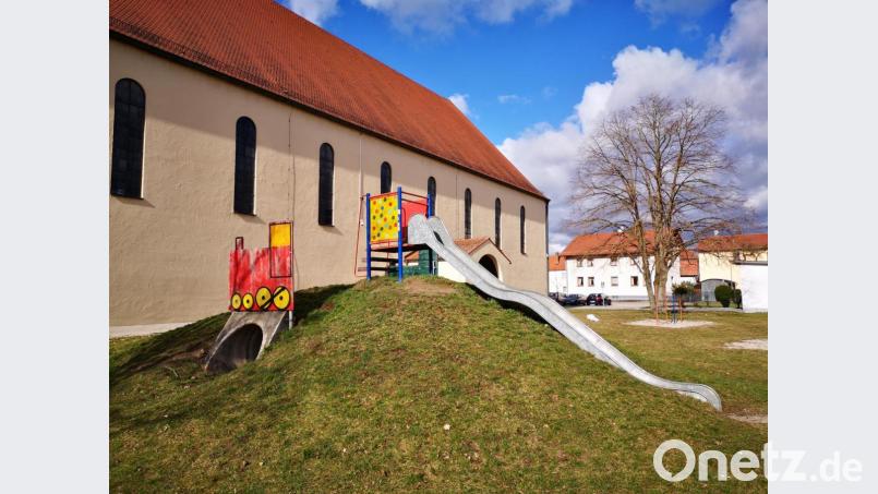 Der Spielplatz hinter der katholischen Kirche wird abgebaut, dort entsteht eine Streuobstwiese. Bild: Thomas Dobler