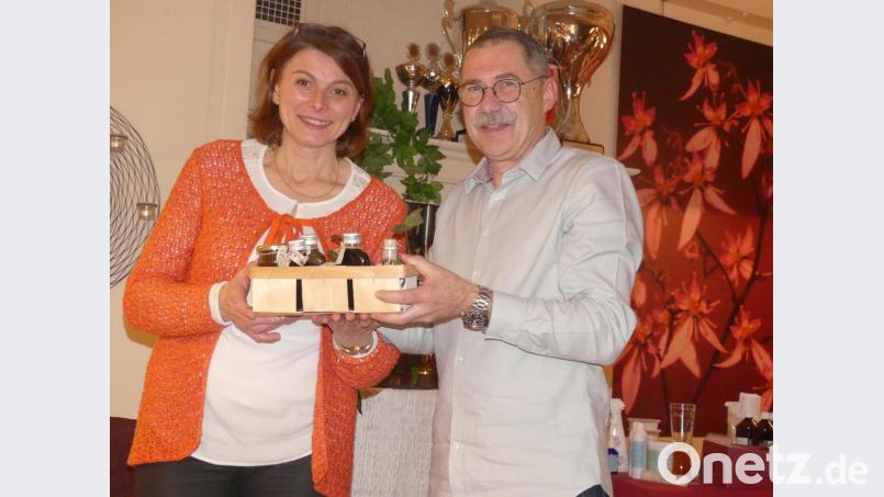 Hans Rupprecht bedankt sich bei Christine Sturm mit heimischen &quot;Mikroorganismen,. Bild: rn