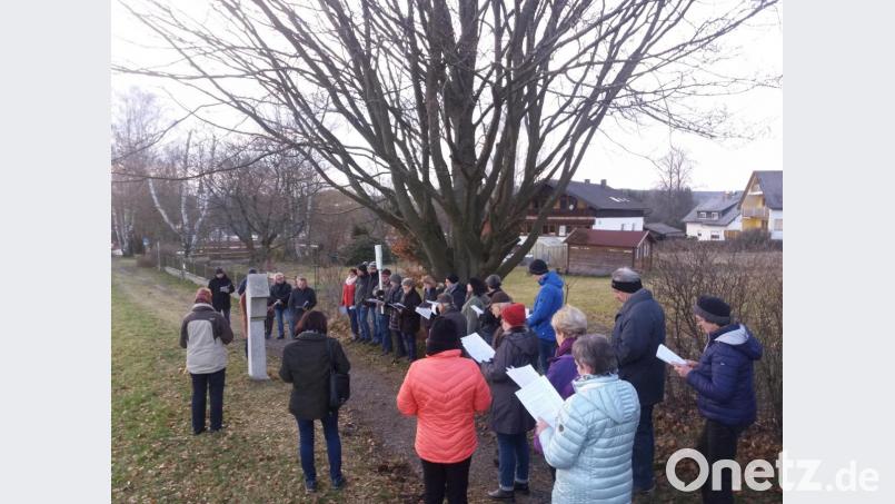 An jeder Station entlang des Kreuzwegs beteten die Teilnehmer und erinnerten so an das Leiden und Sterben Jesu Christi. Bild: mmj
