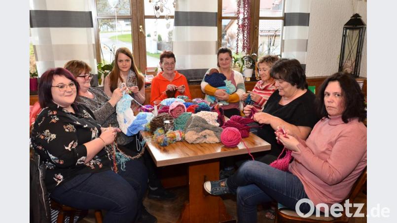 Strickerinnen aus allen Generationen nutzen die Schalaktion zu Plausch und Geselligkeit am Samstagnachmittag. Bild: fjo
