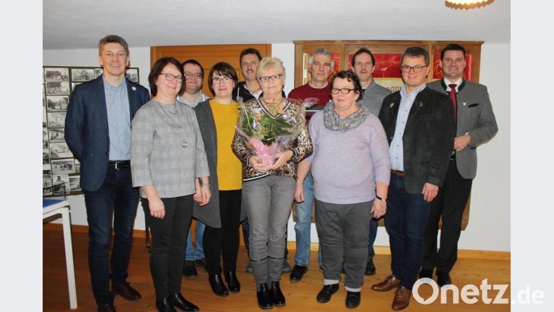 Markus Kurz und Marianne Fink (von links) leiten weiterhin den GOV Ober-/Mitterauerbach. Mit im Bild Landrat Thomas Ebeling (rechts) und Bürgermeister Martin Birner (Zweiter von rechts). Bild: pko