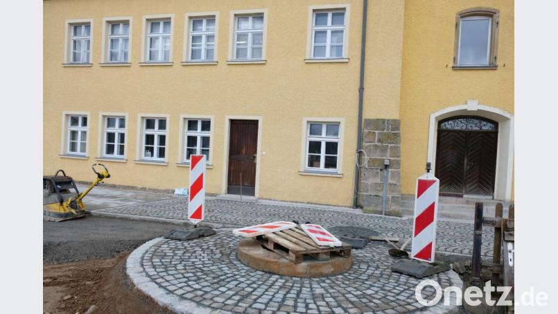 Ein Brunnenkopf aus Sandstein weist auf einen kleinen baulichen Schatz im alten Tremmersdorfer Schulgarten hin: den etwa 250 Jahre alten Brunnen. Dessen Erhaltung ist wie die Pflasterung des Schulahusvorplatzes Teil der Neugestaltung des gesamten Schulgartens. Bild: do