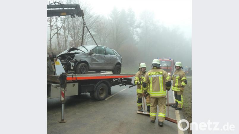 Der Polo eines jungen Tiefenbachers überschlug sich am Mittwochmorgen auf der Staatsstraße 2398 zwischen Dieterskirchen und Bach. Der Fahrer scheint glimpflich davongekommen zu sein. Bild: Portner