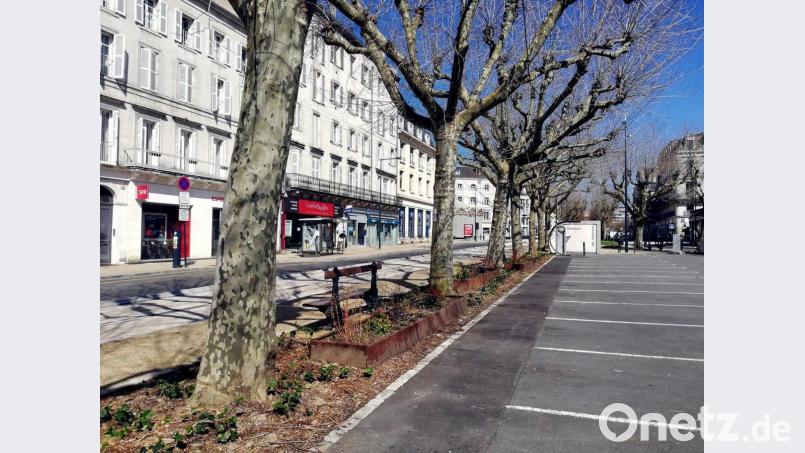 Gewollte gähnende Leere in einem ansonsten sehr belebten Bereich in Périgueux. In ganz Frankreich gilt seit Dienstag, 12 Uhr, ein Ausgangssperre, um die exponentielle Ausbreitung des Coronavirus einzubremsen. Bild: Hervé Chassain/Sud Ouest