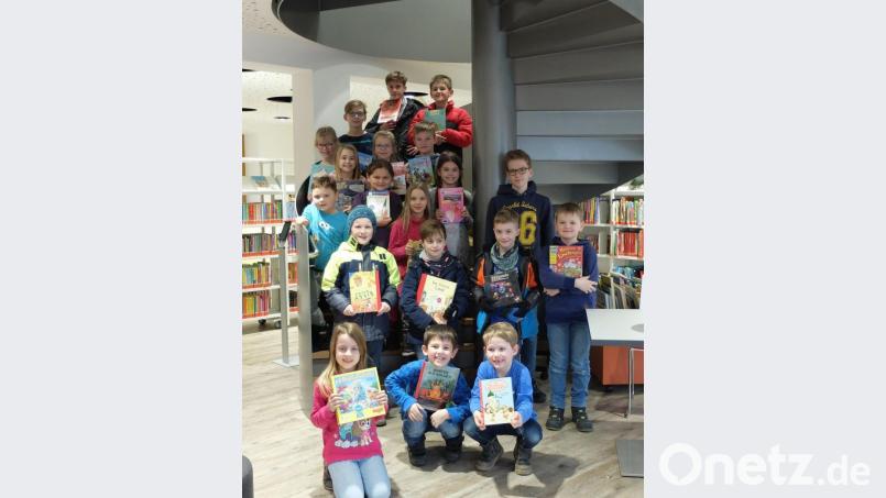 Freudestrahlend nehmen die Kinder ihre Preise in Empfang, die sie beim Bücherei-Quiz gewonnen haben. Bild: ibj
