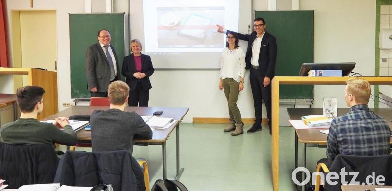 Vor gut einem Jahr wurde der Bankfachklasse der Europaberufsschule der geplante Fachraum für integrierte Kommunikation vorgestellt. Dabei waren (von links) Berufsschulleiter Josef Weilhammer, Martina Birner von der Sparkasse Oberpfalz Nord, Studienrätin Nadine Kaffenberger und Studiendirektor Michael Bäumler. Bild: Bühner