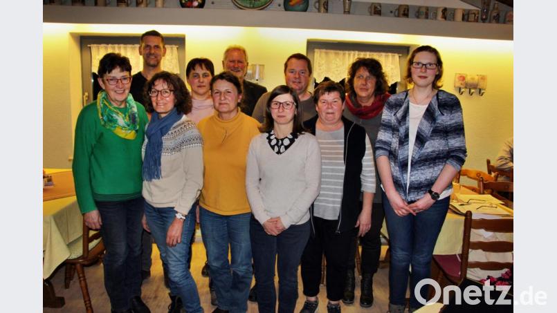 Deutlich verjüngt zeigt sich die Führungsspitze der Gartler. Von links Elfriede Zäch, Bürgermeister Roman Berr, Lydia Zahner, Inge Ertel, Lisbeth Steger-Piehl, Eduard Eckl, die neue Vorsitzende Verena Frauenknecht, ihr Stellvertreter Oliver Herbst, Petra Donhauser, Sonja Kurz und Vanessa Wirbel. Bild: ds