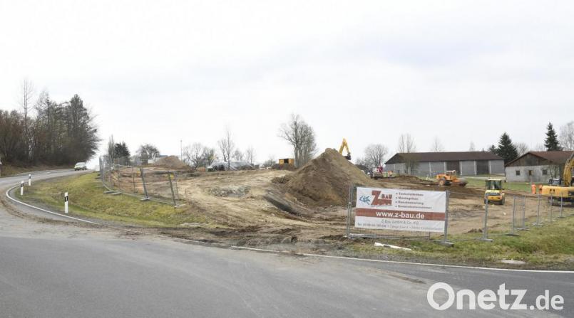 Der Tankstellenneubau an der Tirschenreuther Straße unterhalb des DJK-Geländes hat begonnen. Bild: Petra Hartl
