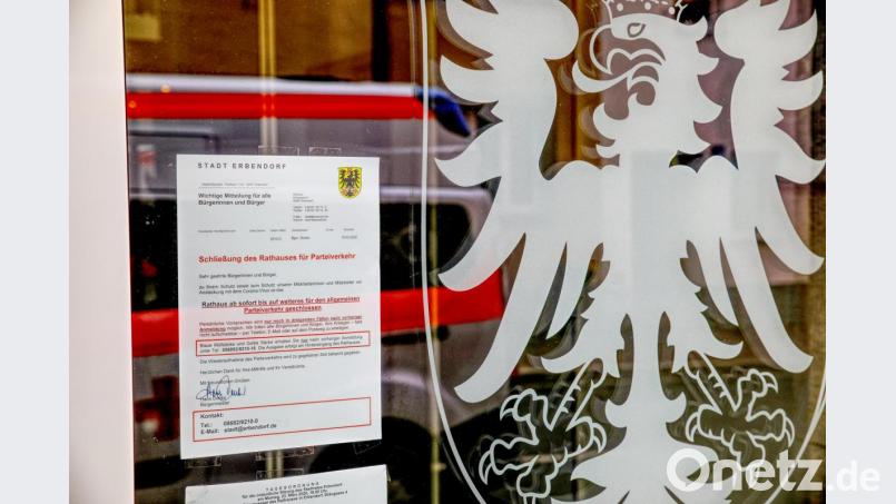 Neben dem Wappentier der Stadt hängt das Schreiben: Das Rathaus ist bis auf weiteres für den Parteiverkehr geschlossen. Bild: JOCHEN NEUMANN 
ERBENDORF