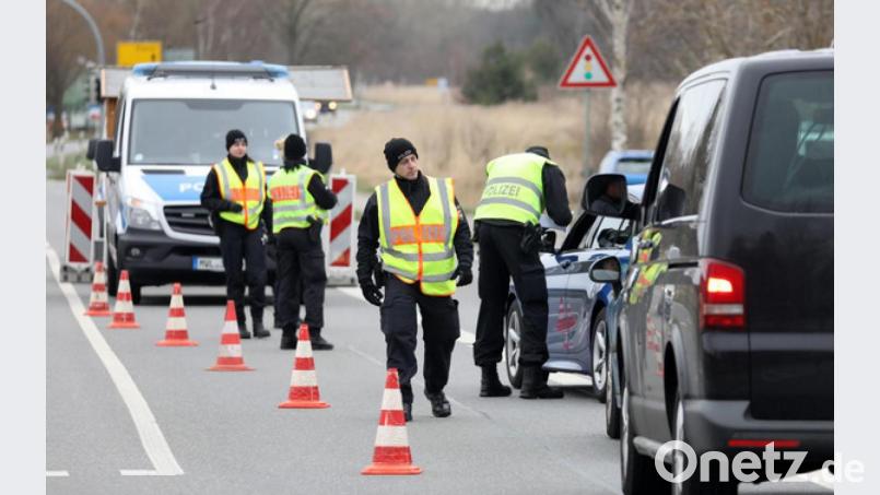 Ausnahmezustand auch für die Polizei: An einer Zufahrtsstraße zur Ostseehalbinsel Fischland-Darß-Zingst kontrolliert die Polizei, ob die Fahrzeuge die Berechtigung zum Befahren des Gebiets haben. Alle norddeutschen Küstenländer haben den Tourismus wegen der Ausbreitung des Coronavirus stark eingeschränkt. Bild: Bernd Wüstneck/dpa