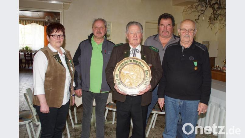 Schützenmeister Horst Fettke als Gewinner der &quot;Johann-Weber-Gedächtnisscheibe&quot;, zusammen mit den Nächstplatzierten. Bild: mmj