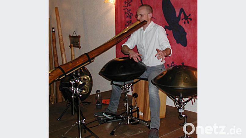 Philipp Gerisch, virtuoser Didgeridoo-Spieler aus Fürth, gestaltete in Brand mit Didgeridoos, Handpans und anderen Percussion-Instrumenten ein mitreißendes Konzert. Bild: ld