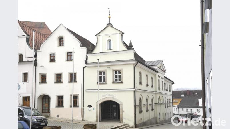 Das Neustädter Rathaus ist wegen der Coronakrise weitgehend für den Publikumsverkehr geschlossen. Bild: Petra Hartl