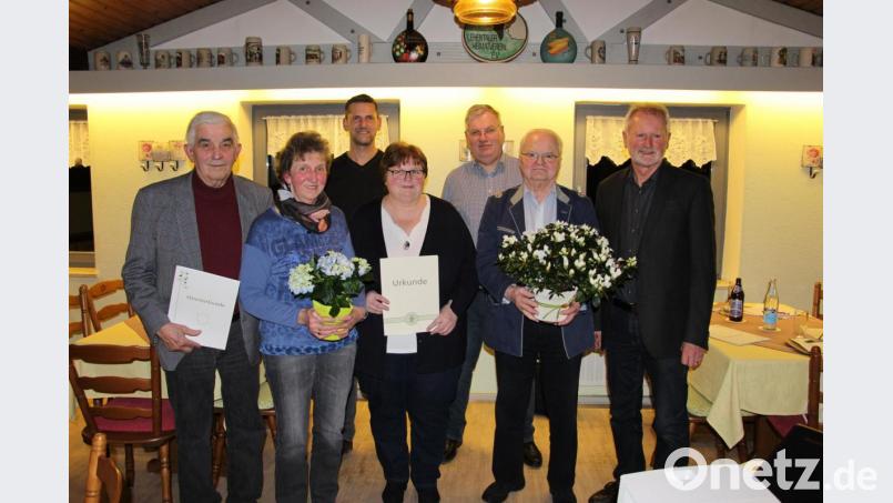 Langjährige Mitglieder und Funktionäre ehrt der Gartenbauverein Schmidtstadt. Von links Karl Lehnerer senior, Siglinde Luber, Bürgermeister Roman Berr, Elfriede Wirbel, Karl Lehnerer junior, Leonhard Ehras und stellvertretender Bezirks- und Kreisvorsitzender Eduard Eckl. Bild: ds