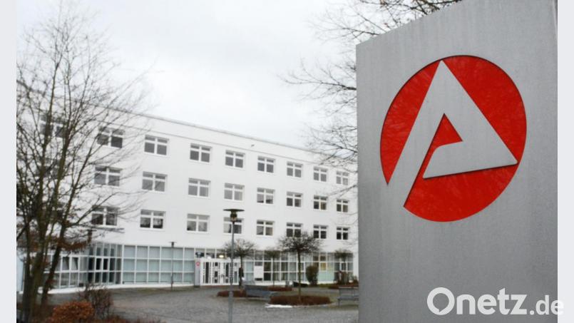 Publikumsverkehr gibt es beim Jobcenter, der Agentur für Arbeit und dem Jugendamt Weiden nur in absoluten Notfällen. Geldleistungen sollen trotzdem gewährt werden, Arbeitslosmeldungen möglich sein. Nur eben teils auf neuen Wegen. Bild: Gabi Schönberger