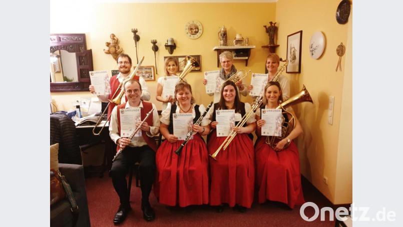 Im Bild ein Teil der Prüflinge der Großkonkreuther Bläser: (hinten, von links) Hans-Peter Voit an der Posaune (Bronze), Jessica Müller am Tenorhorn (Bronze), Claudia Löw an der Trompete (Bronze), Sonja Fischer am Tenorsaxofon (Bronze), sowie (vorne, von links) Markus Werner an der Querflöte (Silber), Susanna Braun an der Klarinette (Silber), Manuela Bergmann an der Fanfare (Silber) und Karin Müller am Tenorhorn (Bronze). Bild: Markus Werner/exb