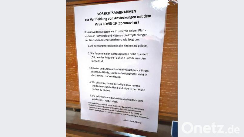 Regeln zur Hygiene in der Kirche.: "Kein Weihwasser, kein Friedensgruß". Dieser Aushang findet sich in der katholischen Kirche im Nittenauer Ortszentrum. Bild: Thomas Dobler