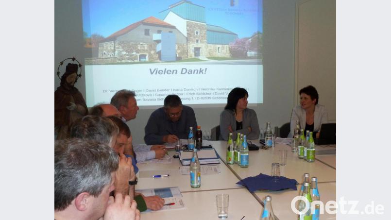 CeBB-Leiterin Veronika Hofinger (von rechts) informierte die Stadträte sowie auch Bürgermeisterin Birgit Höcherl und Geschäftsstellenleiter Matthias Jeitner über die Arbeit des Centrum Bavaria Bohemia. Bild: Portner