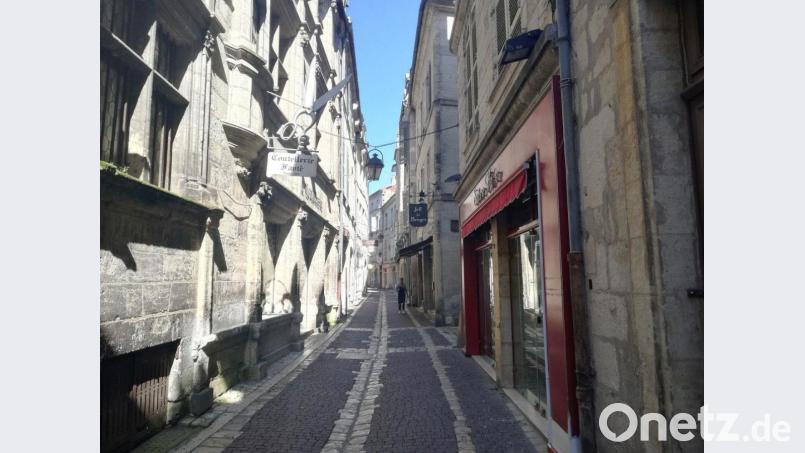 Staatlich verordnetes Daheimbleiben: Wie im ganzen Land gibt es auch für die Menschen in Périgueux nur fünf triftige Gründe, um das Haus zu verlassen. Einkaufen von Grundnahrungsmitteln gehört dazu. Bild: Hervé Chassain/Sud Ouest