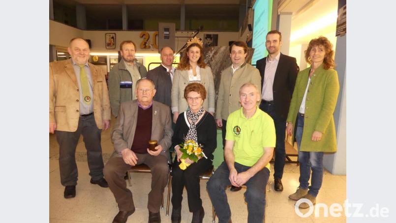 Am Erfolg der Forstbetriebsgemeinschaft sind als langjährige Mitstreiter Ludwig Lehner, Marlene Wöhrl und Markus Heining (vorne, von links) beteiligt. Ihnen danken (stehend, von links) Vorsitzender Reinhard Wiesent, Forstdirektor Moritz Neumann, Josef Liegl, der Vorsitzende der Forstwirtschaftlichen Vereinigung Oberpfalz, Waldkönigin Kerstin Seitz, Josef Ziegler, der Präsident des Bayerischen Waldbesitzerverbandes, Sven Grünert vom Amt für Ernährung, Landwirtschaft und Forsten Amberg sowie Martina Mühl. Bild: rn