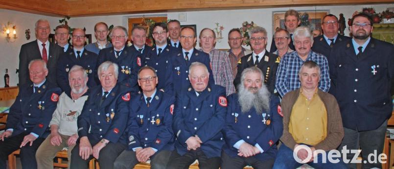 Kreisbrandmeister Dieter Schweiger, der stellvertretende Landrat Arnold Kimmerl und Bürgermeister Konrad Kiener bedankten sich für 25 bzw. 40 Jahre aktiven Dienst mit de Silbernen bzw. goldenen Ehrenkreuz. Der Vorsitzende, Helmut Karl gratulierte bei der Jahreshauptversammlung der Feuerwehr Neunaigen den Jubilaren, die bereits 40 bzw. 50 Jahre dem Verein angehören. Bild: ihl