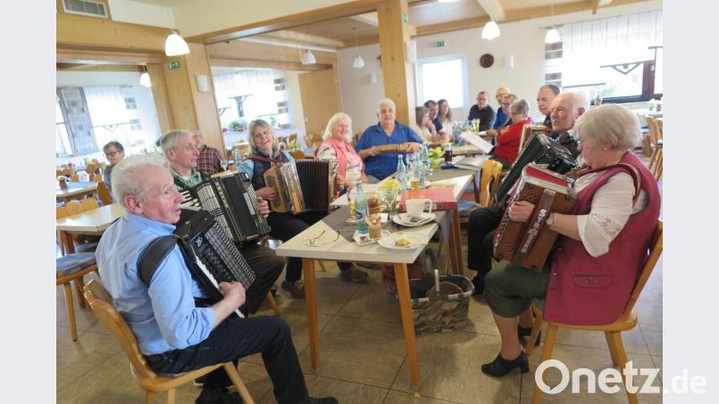 Mit ihrer Steirischen Harmonika reihte sich Monika Fink (rechts) in den Kreis der Volksmusikanten ein. Bild: jzk