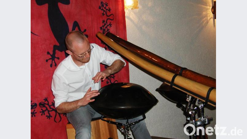 Philipp Gerisch, virtuoser Didgeridoo-Spieler aus Fürth, gestaltete in Brand mit Didgeridoos, Handpans und anderen Percussion-Instrumenten ein mitreißendes Konzert. Bild: ld