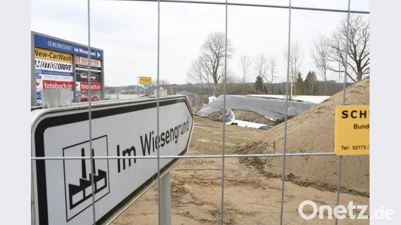 Der Tankstellenneubau an der Tirschenreuther Straße an der Einmündung zum Industriegebiet &quot;Im Wiesengrund&quot; hat begonnen. Bild: Petra Hartl