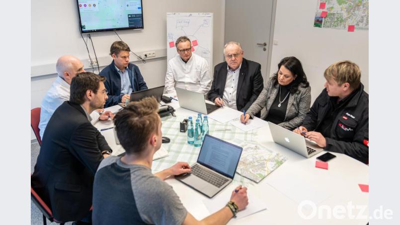 Die Task-Force Coronahilfe Weiden unter der Leitung von Benjamin Zeitler (Vierter von links) tagte am Montag das erste Mal. Bild: Georg Neumann/exb