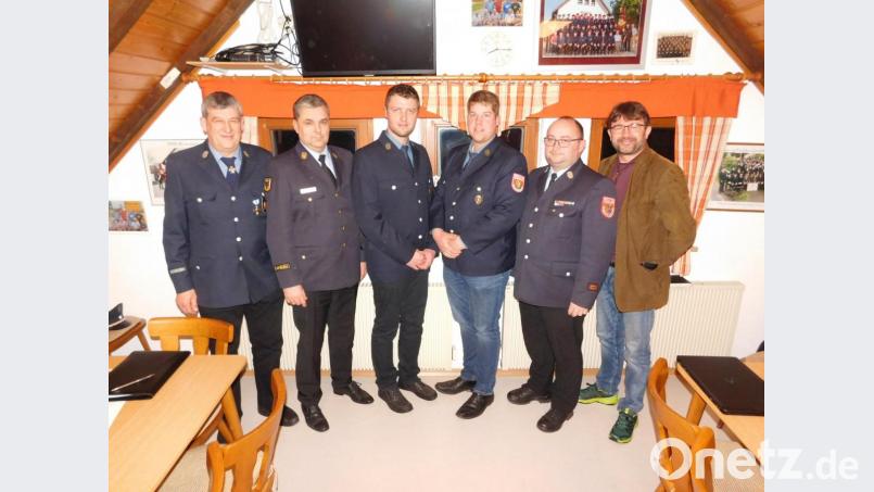 Mit Michael Gmelch (Zweiter von links) als Vorsitzenden und Christian Ziegler (Mitte) als sein Stellvertreter kommt frischer Wind in die Führungsriege der Mockersdorfer Feuerwehr. Kreisbrandinspektor Wolfgang Schwarz, Kreisbrandmeister Jürgen Haider und Bürgermeister Wolfgang Haberberger (von links) gratulieren ihnen in der Generalversammlung zum neuen Amt. Bild: hai