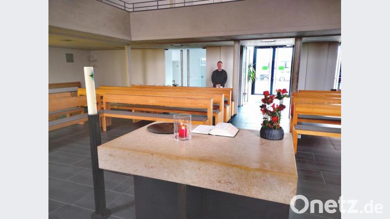 Auch wenn keine Gottesdienste mehr gefeiert werden, so sorgen Diakon Jürgen Weich (im Hintergrund) und andere doch dafür, dass die evangelische Erlöserkirche, die mitten in der Stadt Schwandorf liegt, möglichst häufig geöffnet ist und als Raum für Gebet und Andacht zur Verfügung steht. Bild: Thomas Dobler