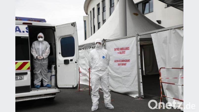 Weiße Plastikzelte vor der Notaufnahme des Krankenhauses in Périgueux: Dort nehmen Ärzte und Pflegekräfte inzwischen Patienten in Empfang, bei denen der Verdacht auf Covid-19 besteht. „Es gibt aktuell drei schwerwiegende Fälle, die im Krankenhaus von Périgueux behandelt werden“, sagt Hervé Chassain, Journalist der in der Partnerstadt ansässigen Tageszeitung Sud Ouest. Bild: Stéphane Klein/Sud Ouest