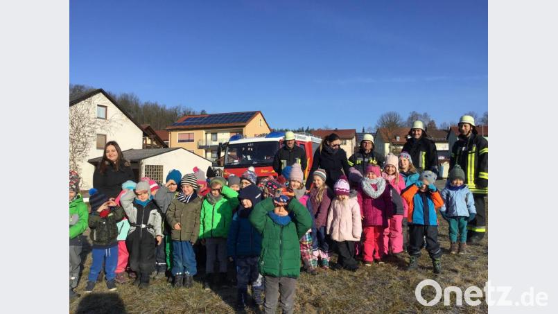 Feuer und Flamme sind die Mädchen und Buben des Kindergartens beim Tag der Brandschutzerziehung mit der Feuerwehr Speinshart in und vor der Einrichtung. Bild: do