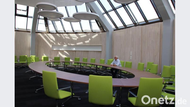 Leere Stühle im Schwarzenfelder Ratssaal. Die Sitzung des Marktrates am Dienstag wurde kurzfristig abgesagt. Bild: Thomas Dobler